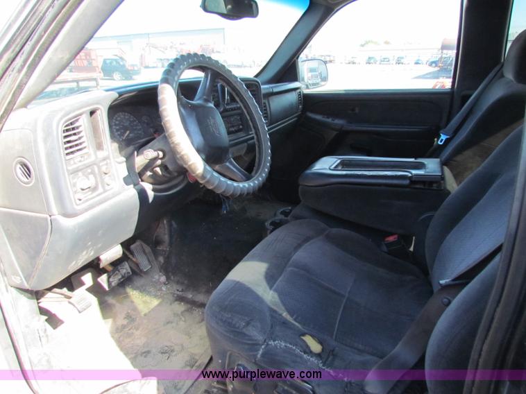 image for item G4366 2001 Chevrolet Silverado 2500HD Ext. Cab pickup truck