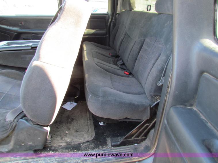 image for item G4366 2001 Chevrolet Silverado 2500HD Ext. Cab pickup truck