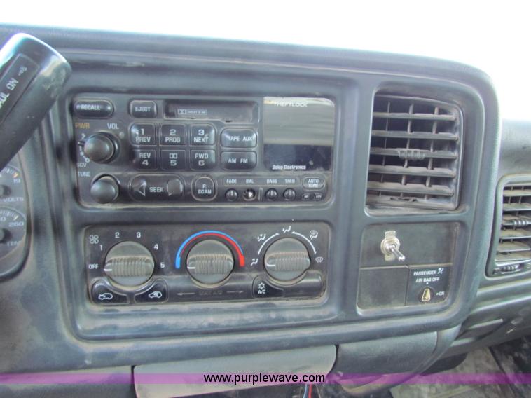 image for item G4366 2001 Chevrolet Silverado 2500HD Ext. Cab pickup truck