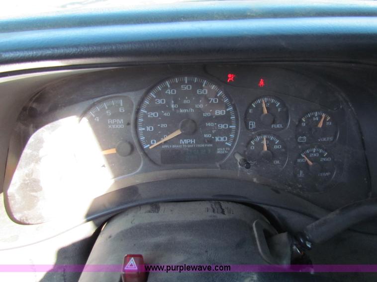 image for item G4366 2001 Chevrolet Silverado 2500HD Ext. Cab pickup truck