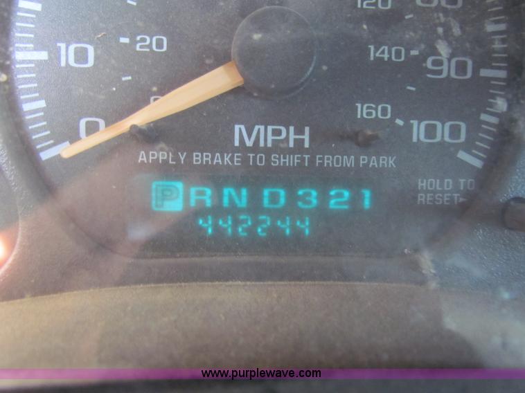 image for item G4366 2001 Chevrolet Silverado 2500HD Ext. Cab pickup truck