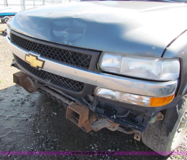 image for item G4366 2001 Chevrolet Silverado 2500HD Ext. Cab pickup truck