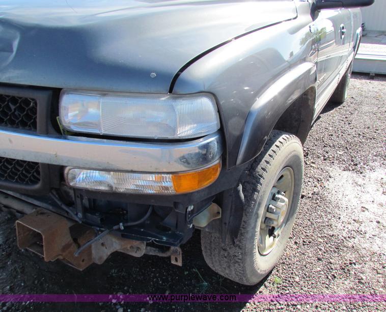 image for item G4366 2001 Chevrolet Silverado 2500HD Ext. Cab pickup truck