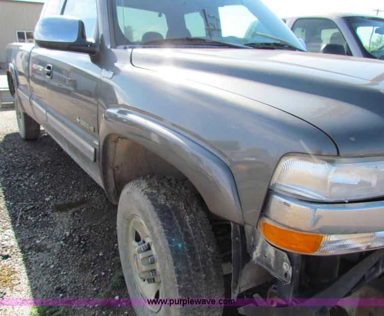 image for item G4366 2001 Chevrolet Silverado 2500HD Ext. Cab pickup truck
