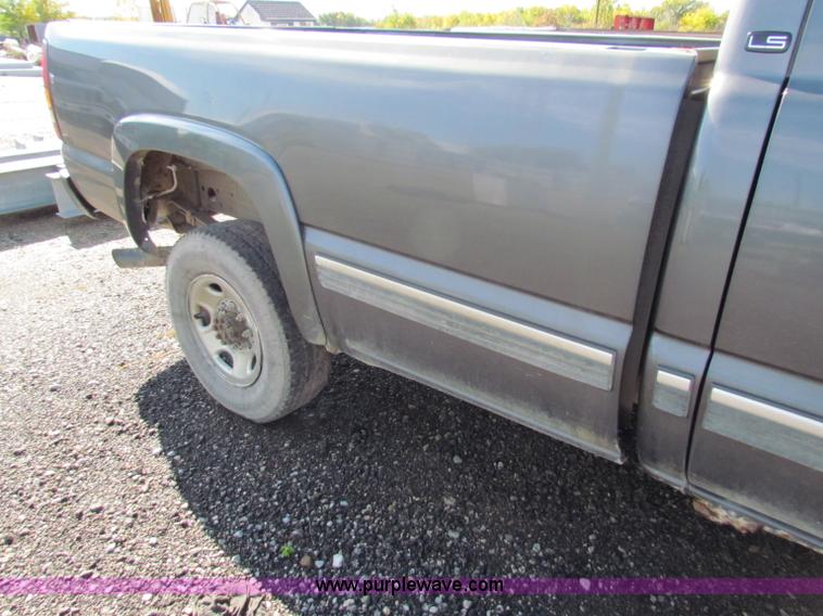 image for item G4366 2001 Chevrolet Silverado 2500HD Ext. Cab pickup truck