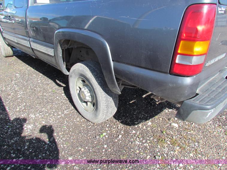 image for item G4366 2001 Chevrolet Silverado 2500HD Ext. Cab pickup truck