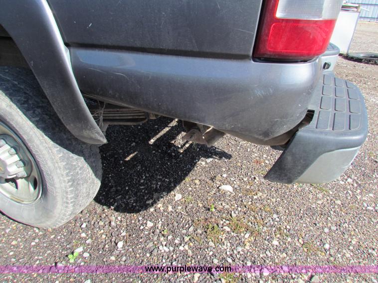 image for item G4366 2001 Chevrolet Silverado 2500HD Ext. Cab pickup truck