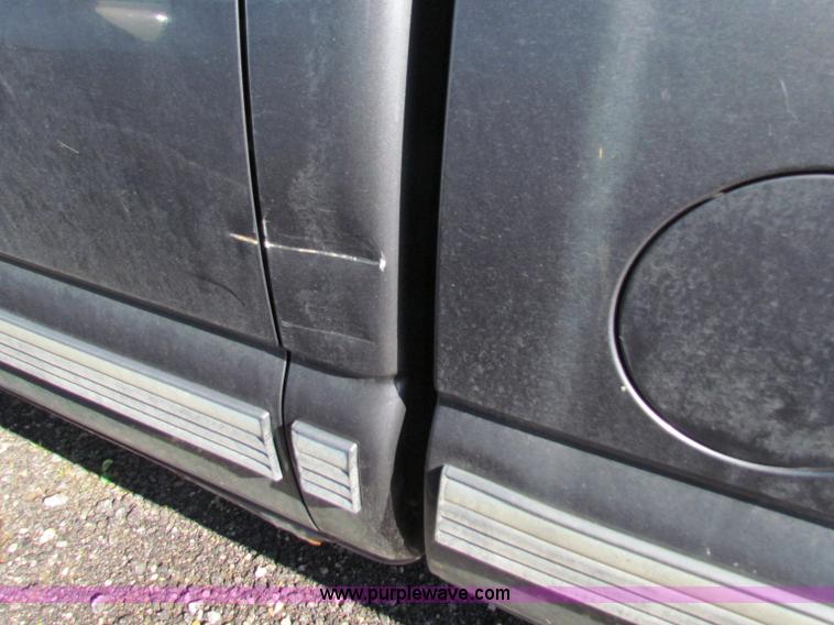 image for item G4366 2001 Chevrolet Silverado 2500HD Ext. Cab pickup truck