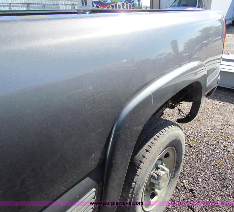 image for item G4366 2001 Chevrolet Silverado 2500HD Ext. Cab pickup truck