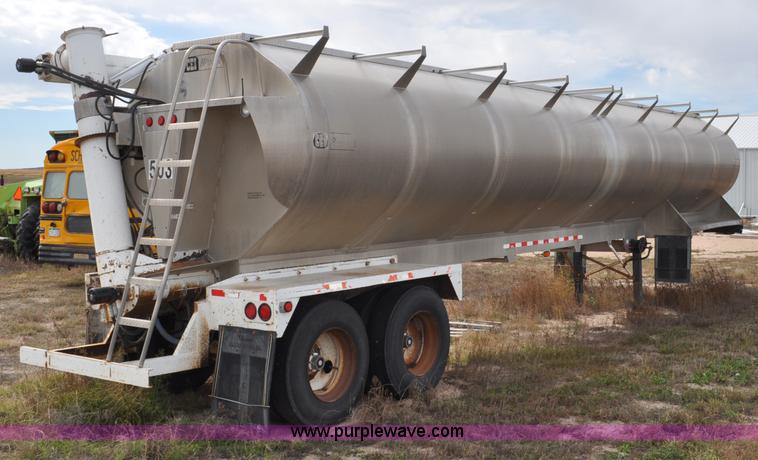 image for item G6179 1997 Pacer bulk feed trailer