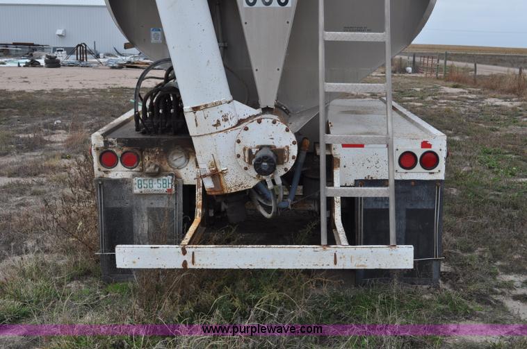 image for item G6179 1997 Pacer bulk feed trailer