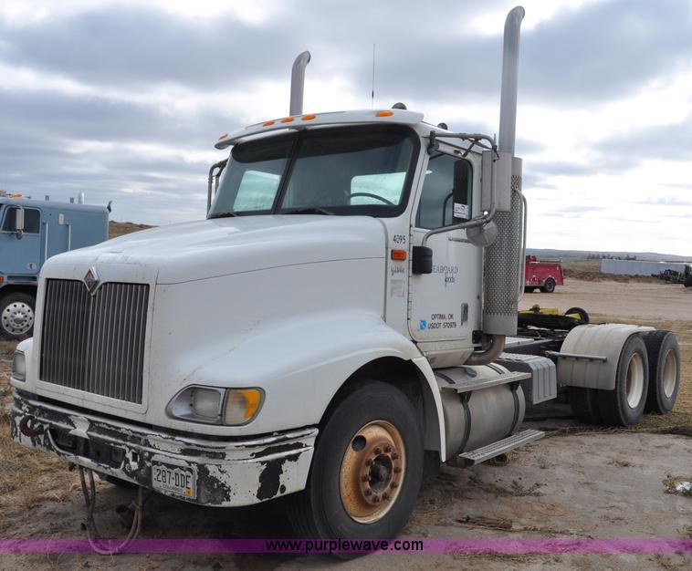 image for item G6190 2005 International 9200i semi truck