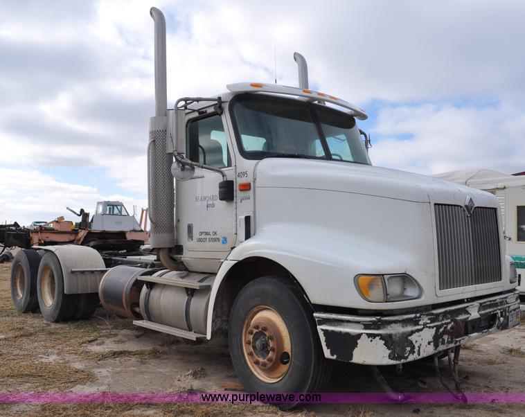 image for item G6190 2005 International 9200i semi truck