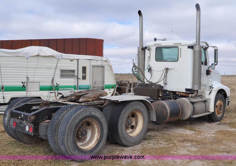 image for item G6190 2005 International 9200i semi truck