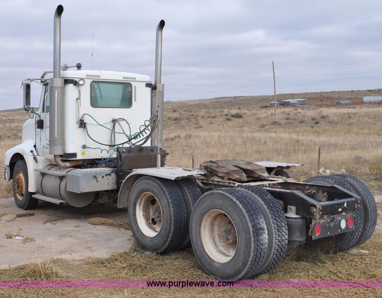 image for item G6190 2005 International 9200i semi truck