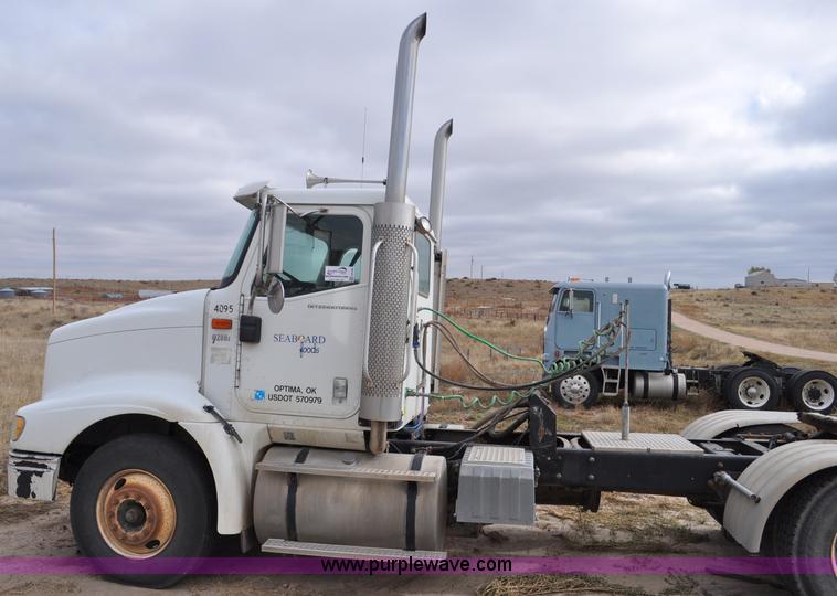 image for item G6190 2005 International 9200i semi truck