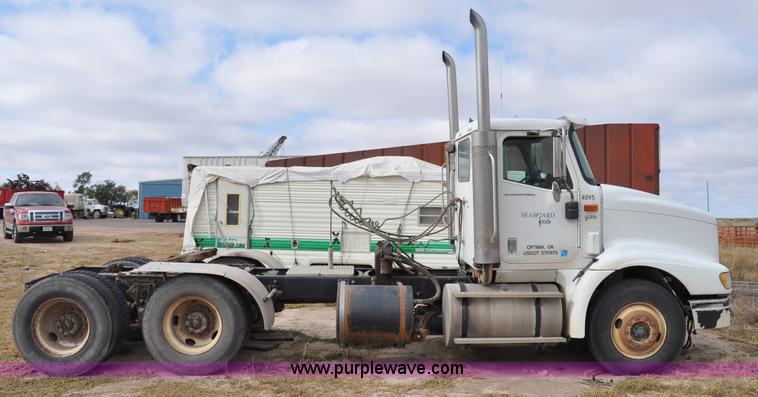 image for item G6190 2005 International 9200i semi truck
