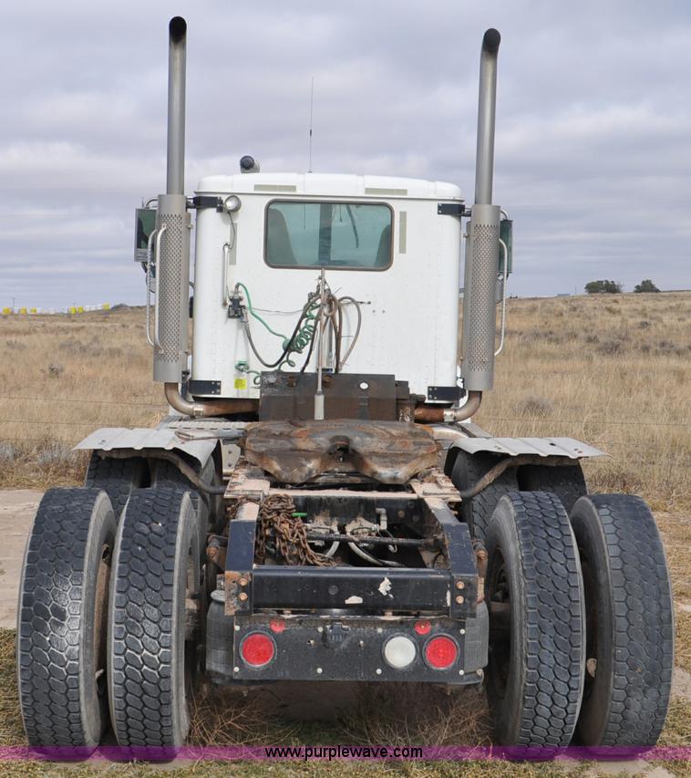 image for item G6190 2005 International 9200i semi truck