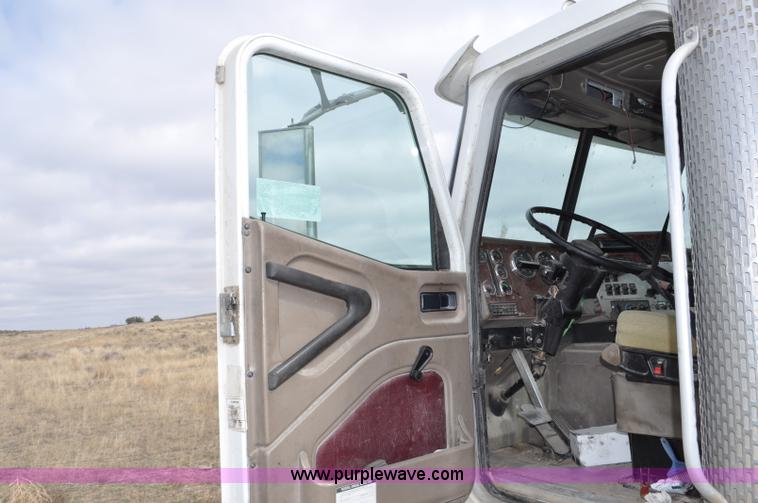 image for item G6190 2005 International 9200i semi truck