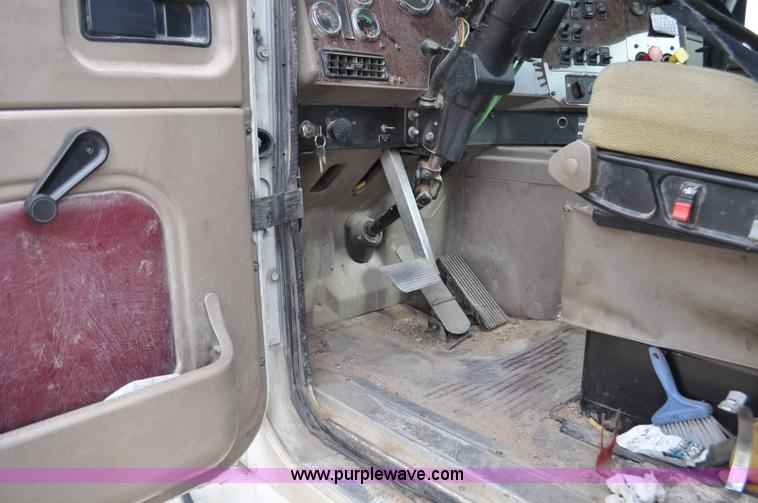 image for item G6190 2005 International 9200i semi truck