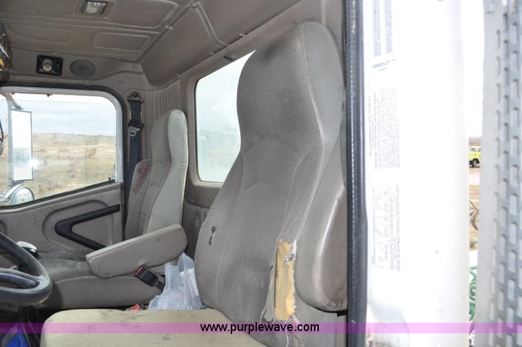 image for item G6190 2005 International 9200i semi truck