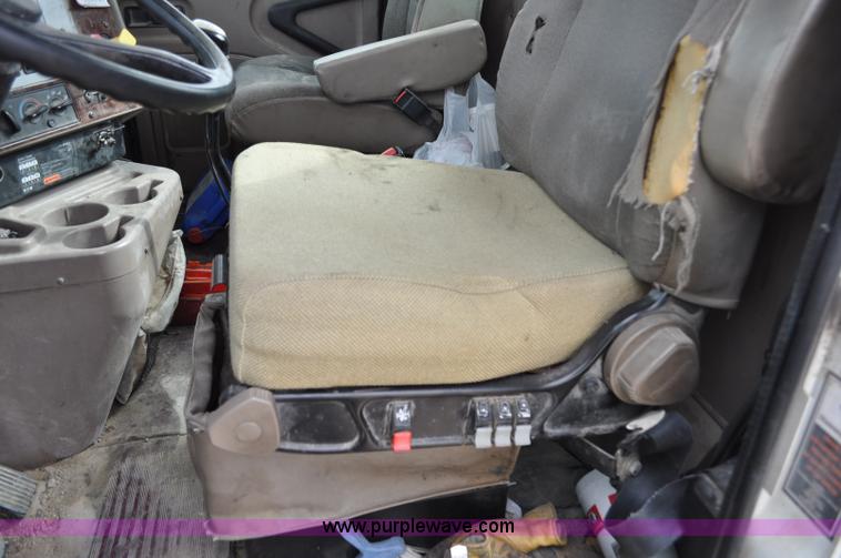 image for item G6190 2005 International 9200i semi truck