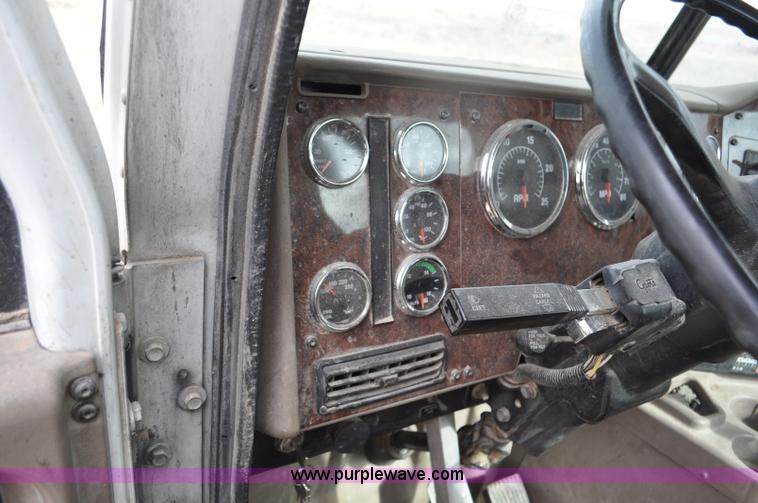 image for item G6190 2005 International 9200i semi truck