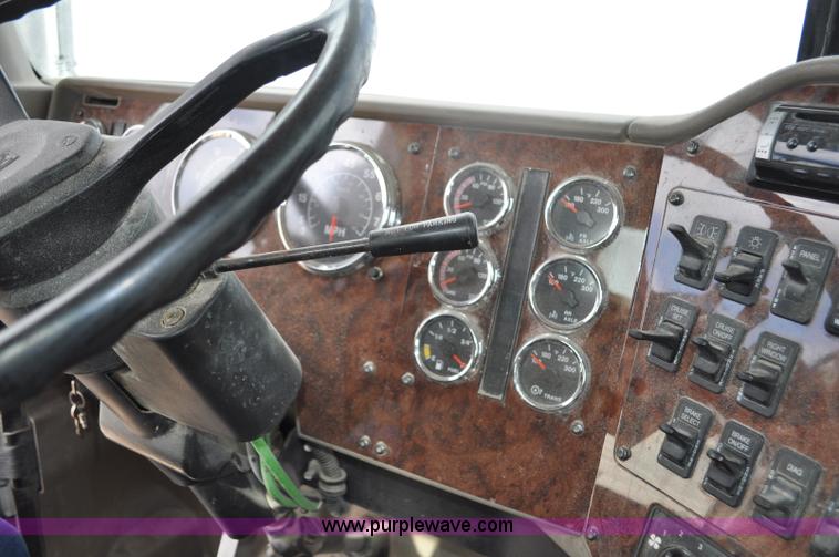 image for item G6190 2005 International 9200i semi truck