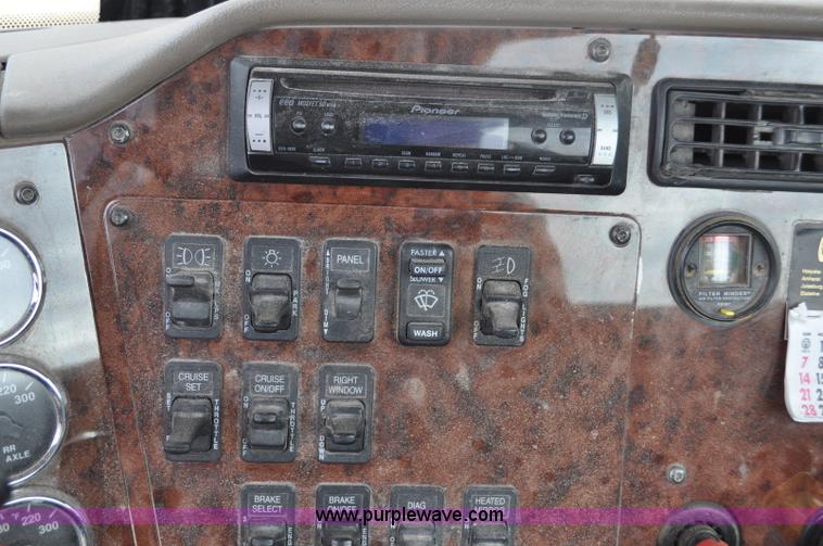 image for item G6190 2005 International 9200i semi truck