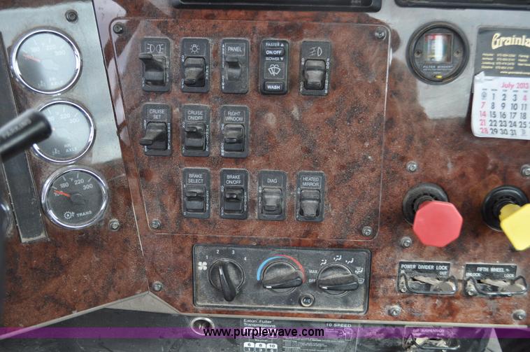 image for item G6190 2005 International 9200i semi truck