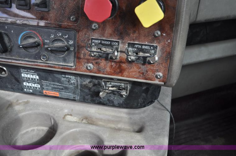 image for item G6190 2005 International 9200i semi truck