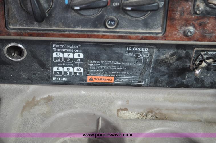 image for item G6190 2005 International 9200i semi truck