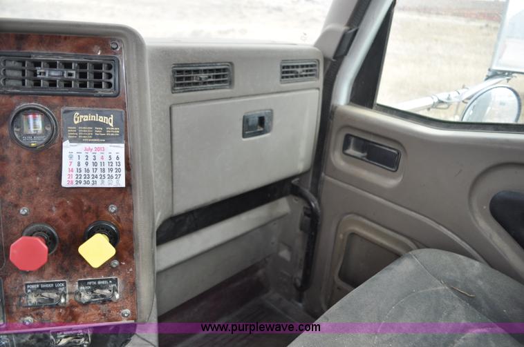 image for item G6190 2005 International 9200i semi truck