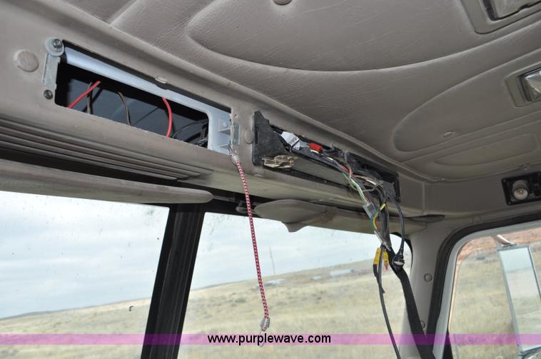 image for item G6190 2005 International 9200i semi truck