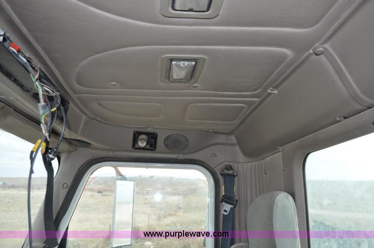 image for item G6190 2005 International 9200i semi truck