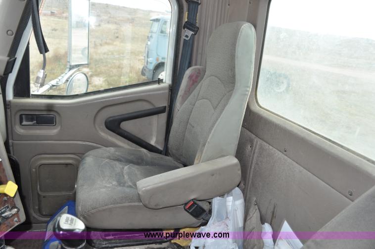 image for item G6190 2005 International 9200i semi truck