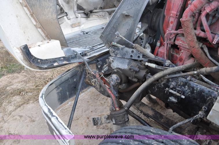 image for item G6190 2005 International 9200i semi truck