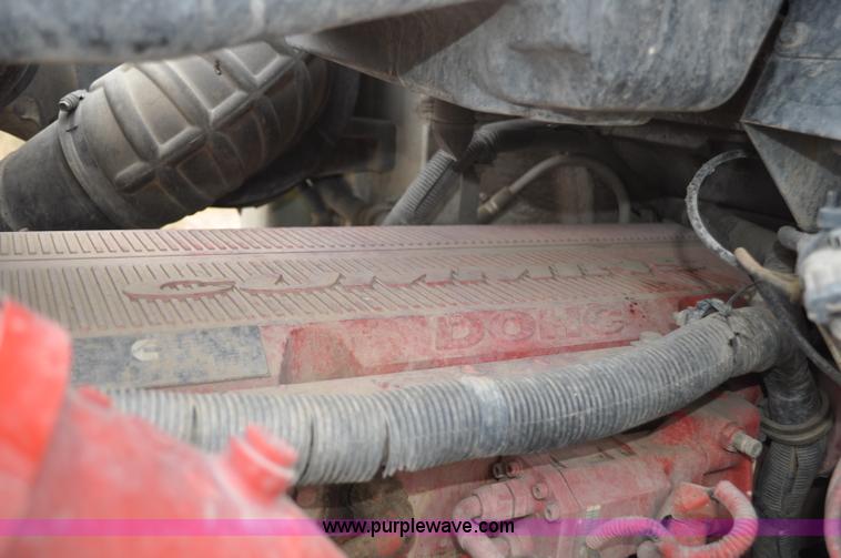 image for item G6190 2005 International 9200i semi truck