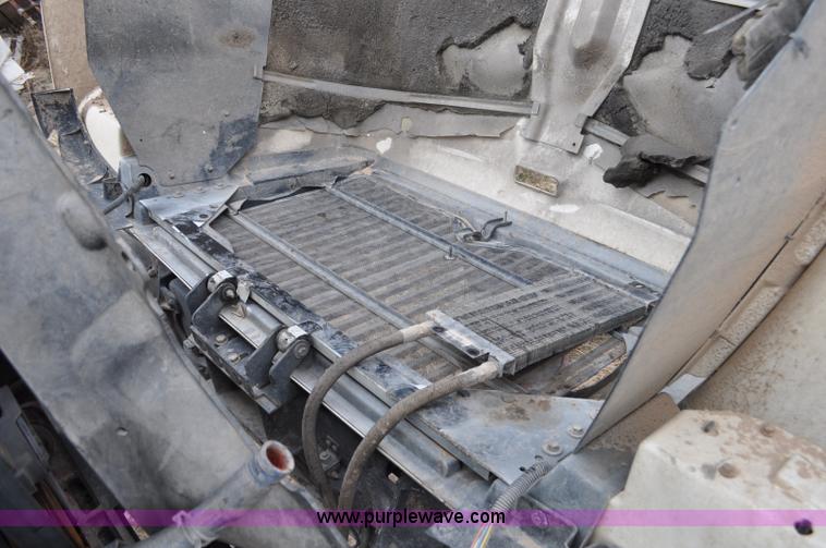 image for item G6190 2005 International 9200i semi truck