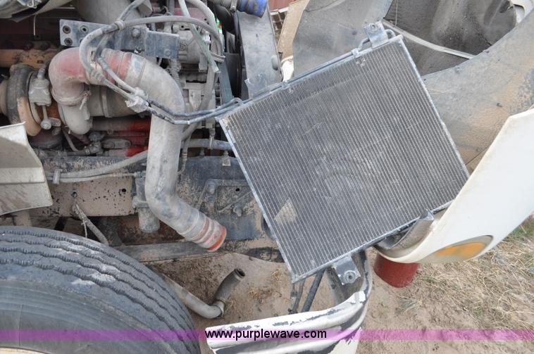 image for item G6190 2005 International 9200i semi truck