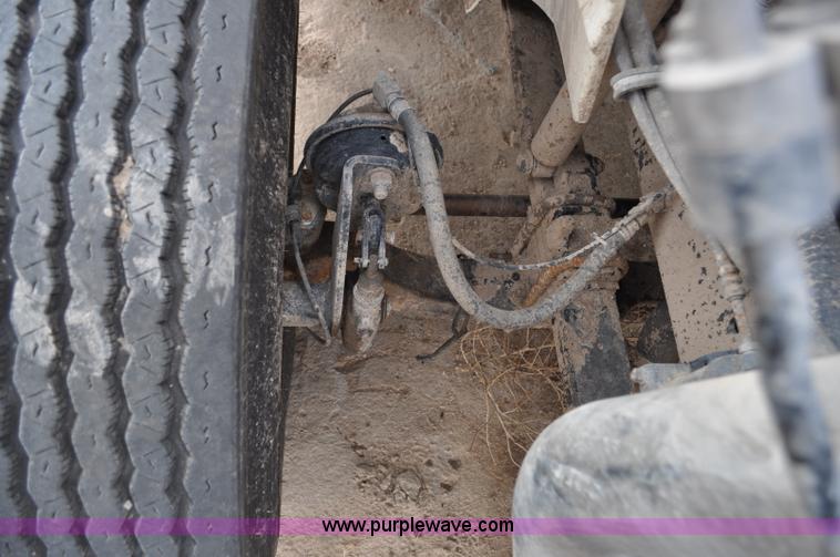 image for item G6190 2005 International 9200i semi truck