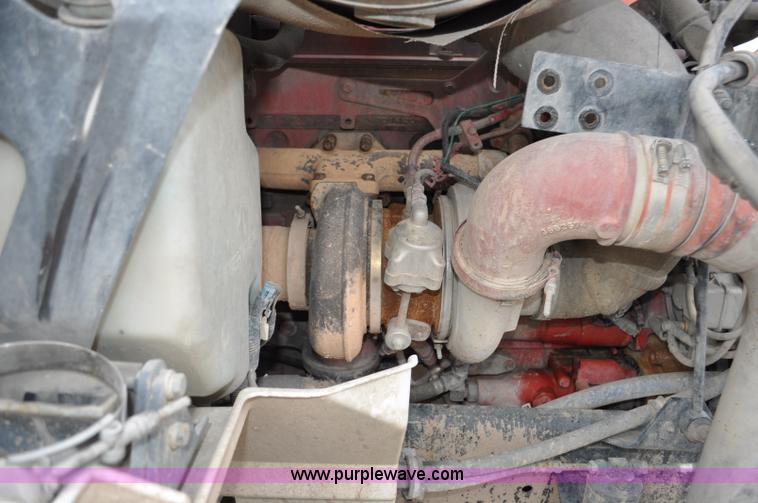 image for item G6190 2005 International 9200i semi truck