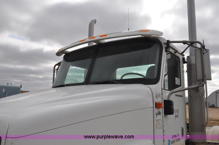 image for item G6190 2005 International 9200i semi truck