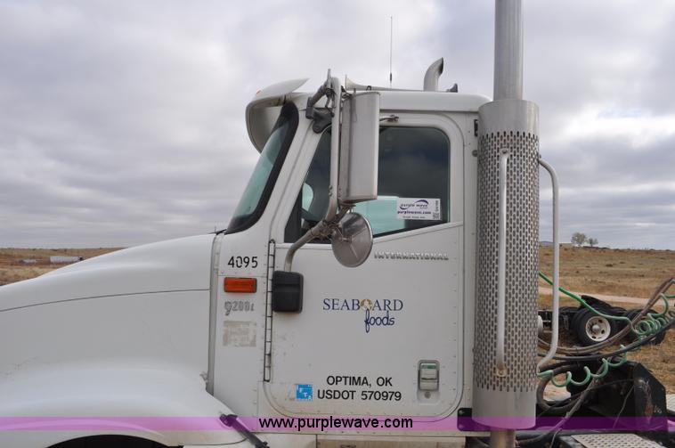 image for item G6190 2005 International 9200i semi truck