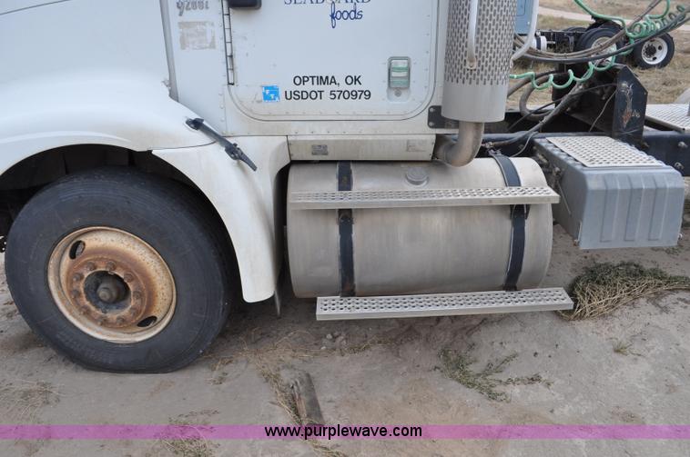 image for item G6190 2005 International 9200i semi truck