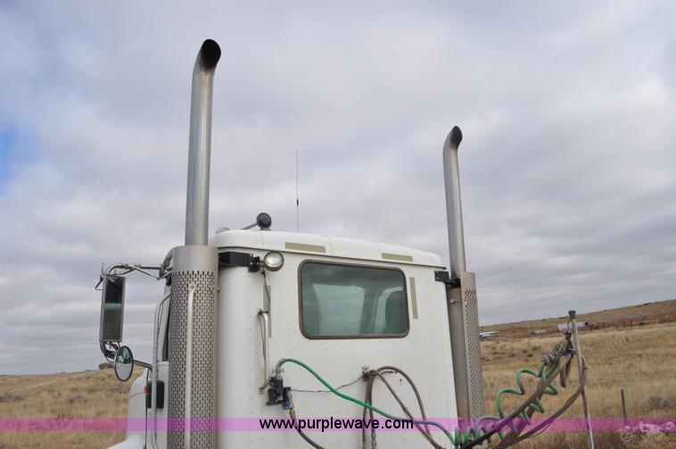 image for item G6190 2005 International 9200i semi truck