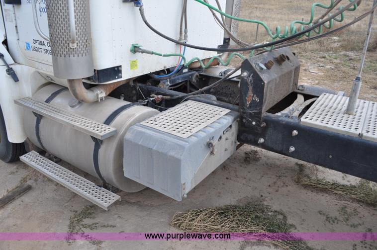 image for item G6190 2005 International 9200i semi truck