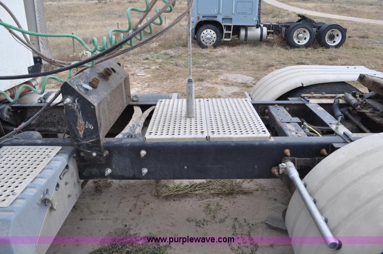 image for item G6190 2005 International 9200i semi truck