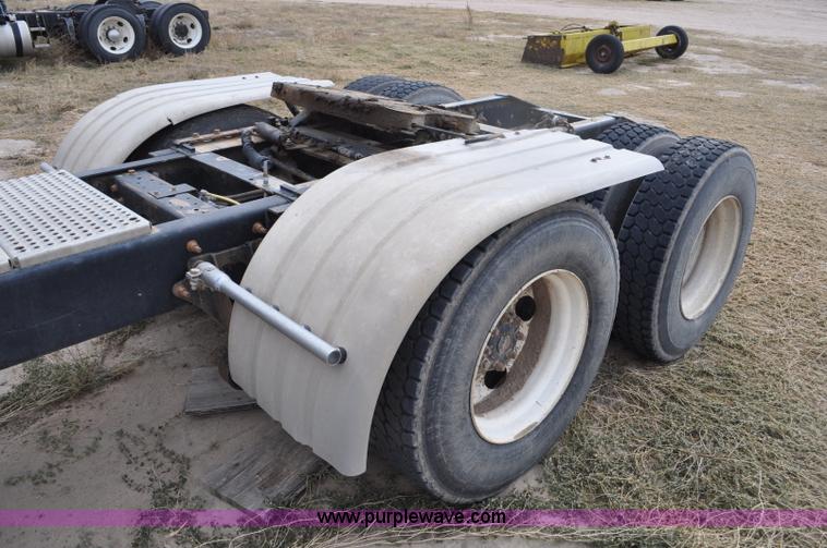 image for item G6190 2005 International 9200i semi truck