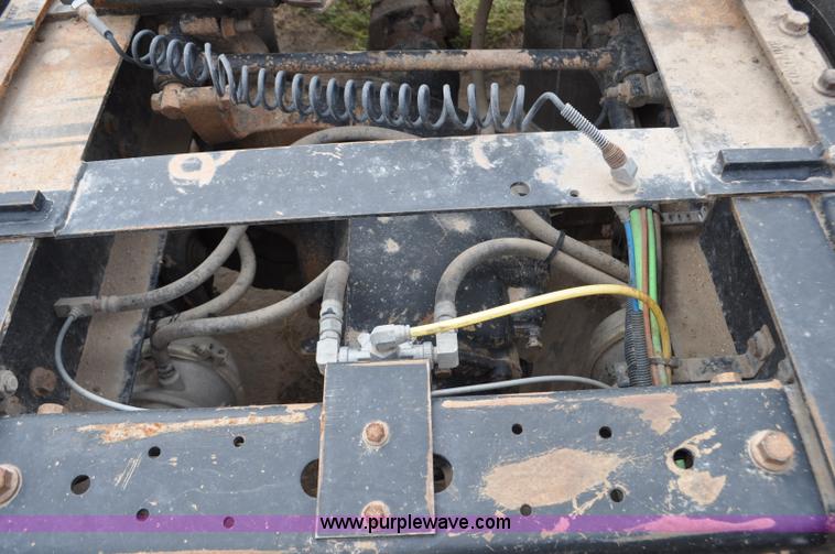 image for item G6190 2005 International 9200i semi truck